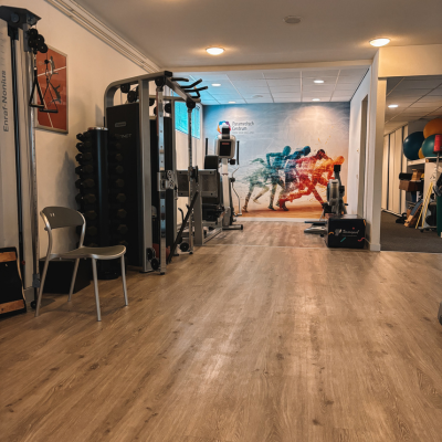 Oefenzaal voor fysiotherapie bij Paramedisch Centrum Hoek van Holland met trainingsapparatuur