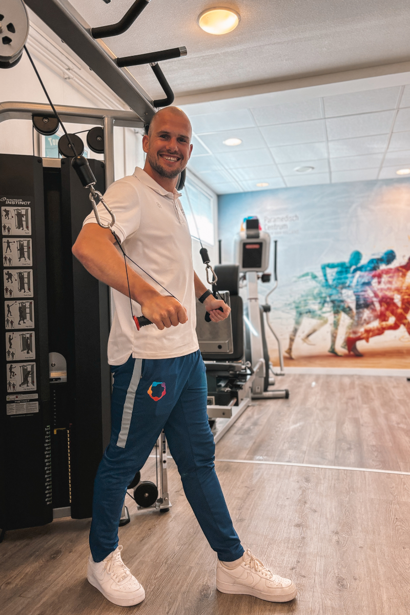Sportfysiotherapeut Kay van den Bos tijdens sportfysiotherapie bij PMC Hoek van Holland
