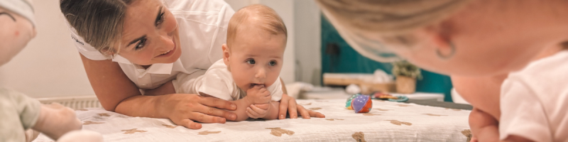 Kinderfysiotherapeut met baby bij PMC Hoek van Holland